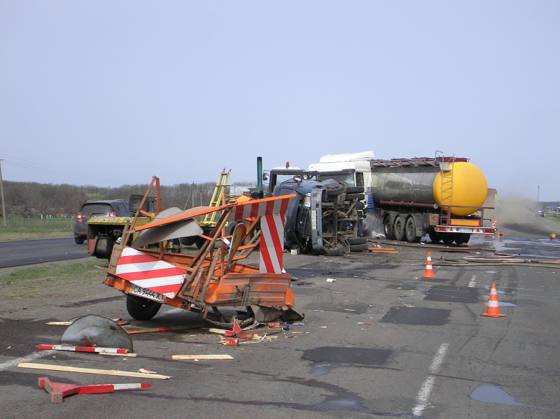 На трасі Київ-Одеса вантажівка в'їхала у "Газель" та збила працівників "Укравтодору